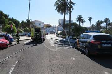 Los bomberos sofocan el incendio de un vehículo en San Juan  (Foto TA)